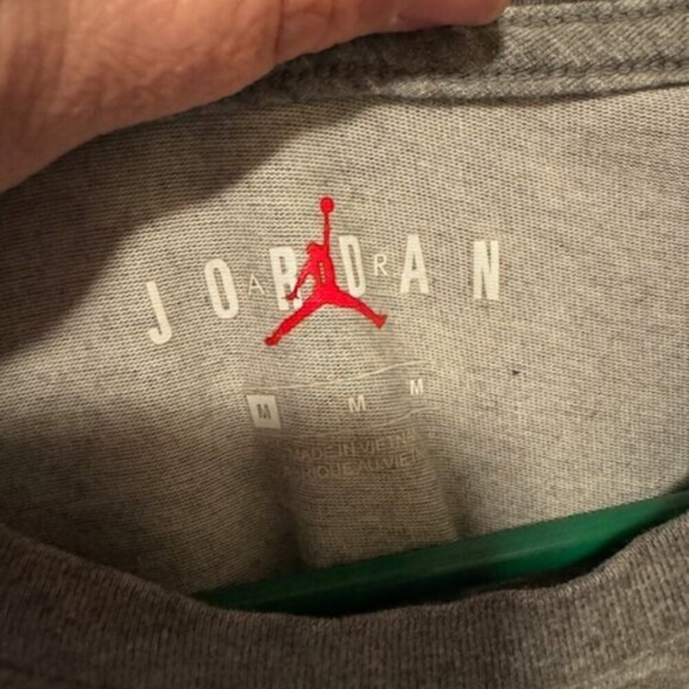 Nike Air Jordan Men's Grey Graphic Logo Short Sleeve Size Medium - Picture 3 of 4